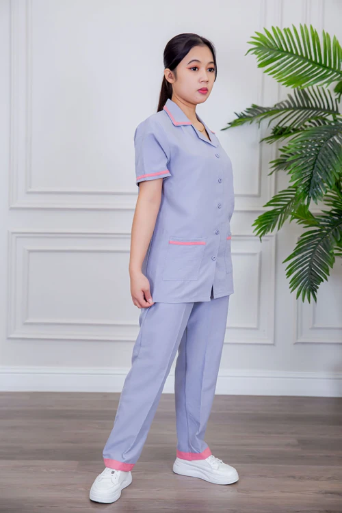 بيجامة عاملة قطعتين متعددة الألوان بلوزة بياقة مطوية بأزرار و جيوب من الأمام بأكمام قصيرة مع بنطلون طويل