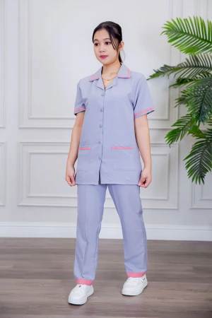 بيجامة عاملة قطعتين متعددة الألوان بلوزة بياقة مطوية بأزرار و جيوب من الأمام بأكمام قصيرة مع بنطلون طويل