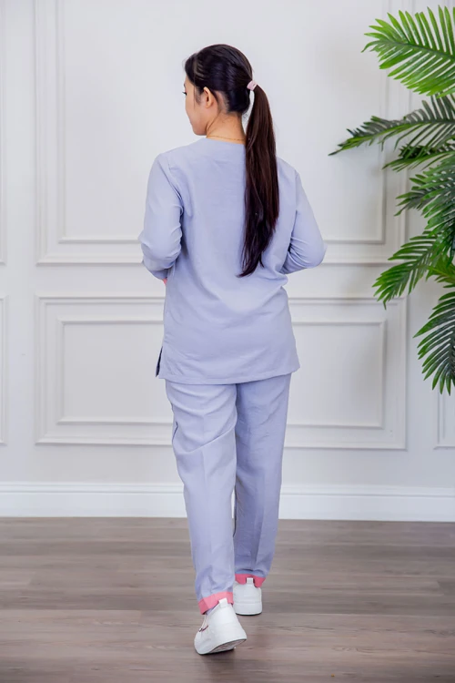 بيجامة عاملة قطعتين متعددة الألوان بلوزة بياقة قصة سبعة و بجيوب من الأمام بأكمام طويلة مع بنطلون طويل