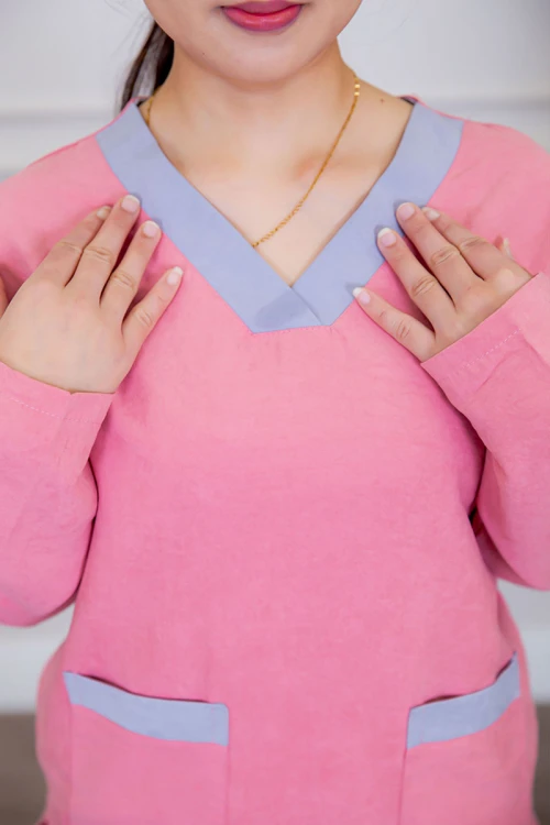 بيجامة عاملة قطعتين متعددة الألوان بلوزة بياقة قصة سبعة و بجيوب من الأمام بأكمام طويلة مع بنطلون طويل