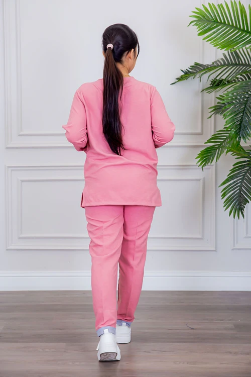 بيجامة عاملة قطعتين متعددة الألوان بلوزة بياقة قصة سبعة و بجيوب من الأمام بأكمام طويلة مع بنطلون طويل