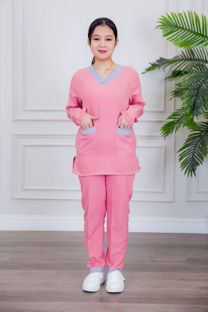 بيجامة عاملة قطعتين متعددة الألوان بلوزة بياقة قصة سبعة و بجيوب من الأمام بأكمام طويلة مع بنطلون طويل