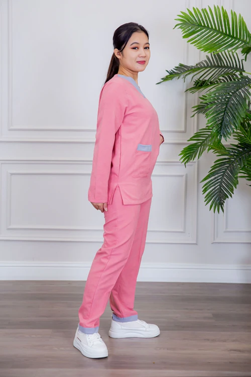 بيجامة عاملة قطعتين متعددة الألوان بلوزة بياقة قصة سبعة و بجيوب من الأمام بأكمام طويلة مع بنطلون طويل