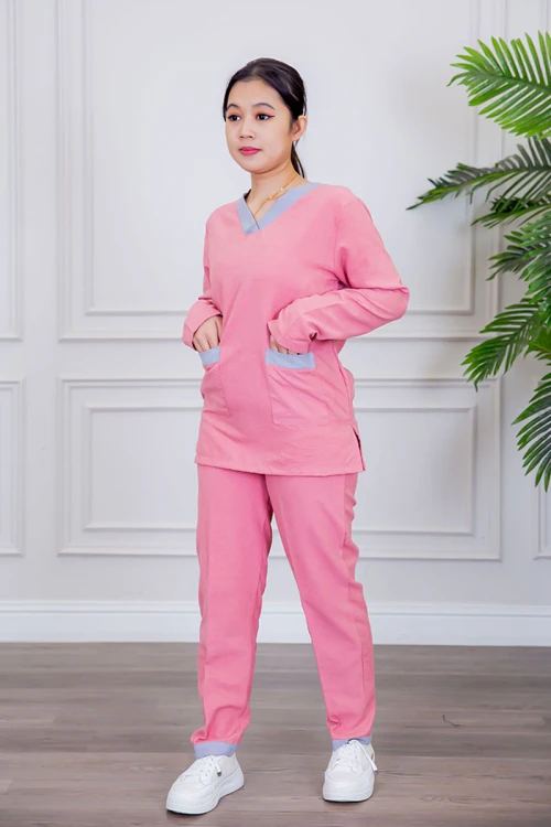 بيجامة عاملة قطعتين متعددة الألوان بلوزة بياقة قصة سبعة و بجيوب من الأمام بأكمام طويلة مع بنطلون طويل