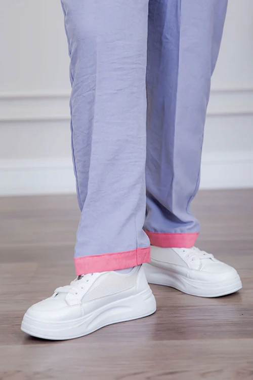 بيجامة عاملة قطعتين متعددة الألوان بلوزة بياقة قصة سبعة و بجيوب من الأمام بأكمام طويلة مع بنطلون طويل