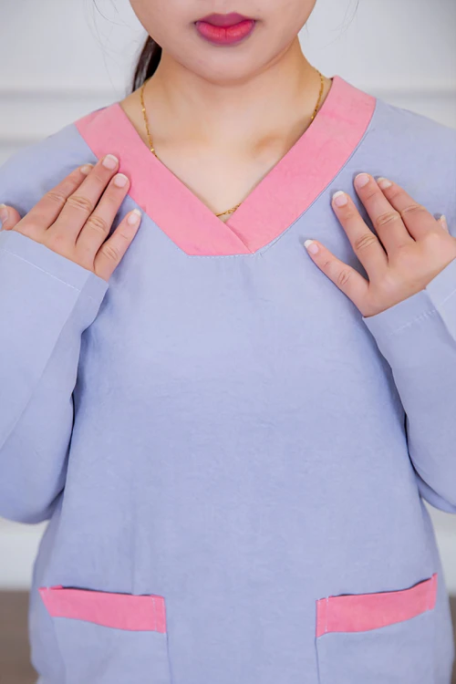 بيجامة عاملة قطعتين متعددة الألوان بلوزة بياقة قصة سبعة و بجيوب من الأمام بأكمام طويلة مع بنطلون طويل