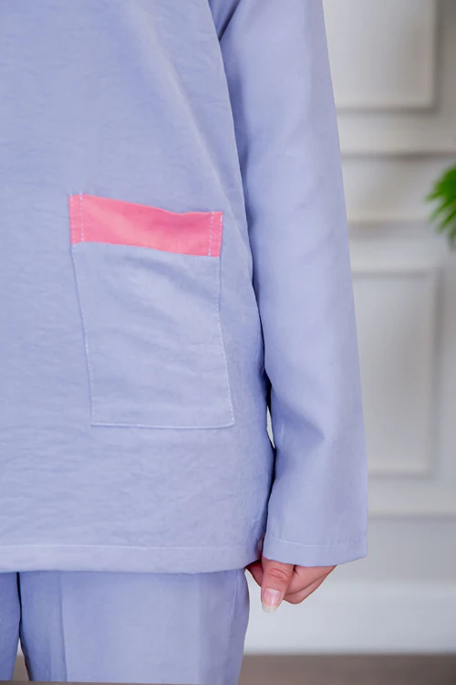 بيجامة عاملة قطعتين متعددة الألوان بلوزة بياقة قصة سبعة و بجيوب من الأمام بأكمام طويلة مع بنطلون طويل