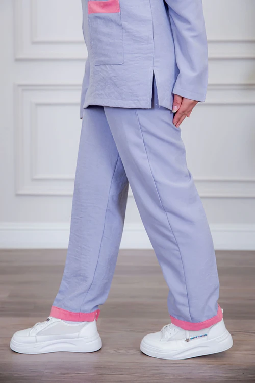 بيجامة عاملة قطعتين متعددة الألوان بلوزة بياقة قصة سبعة و بجيوب من الأمام بأكمام طويلة مع بنطلون طويل