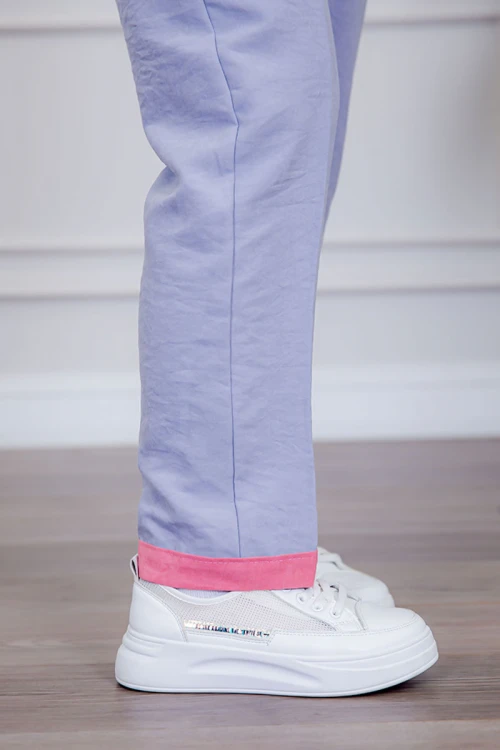 بيجامة عاملة قطعتين متعددة الألوان بلوزة بياقة قصة سبعة و بجيوب من الأمام بأكمام طويلة مع بنطلون طويل