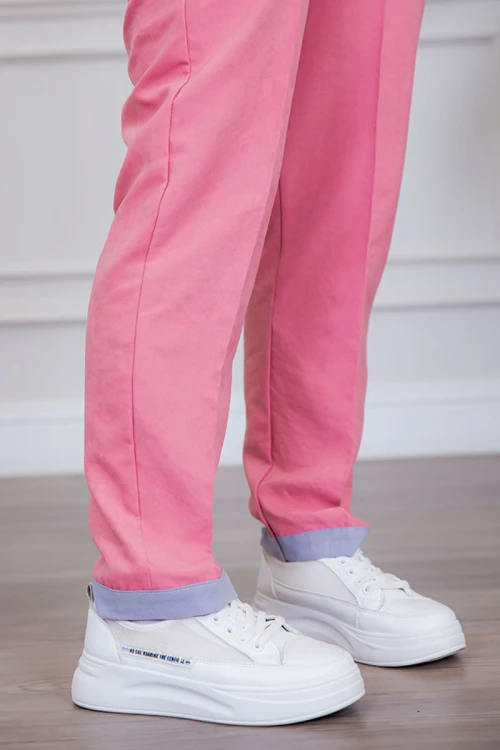 بيجامة عاملة قطعتين متعددة الألوان بلوزة بياقة قصة سبعة و بجيوب من الأمام بأكمام طويلة مع بنطلون طويل