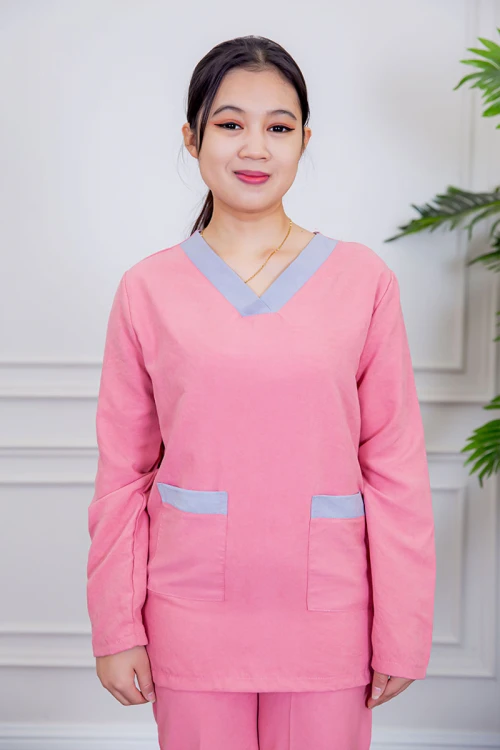 بيجامة عاملة قطعتين متعددة الألوان بلوزة بياقة قصة سبعة و بجيوب من الأمام بأكمام طويلة مع بنطلون طويل