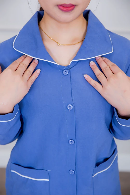 بيجامة عاملة قطعتين متعددة الألوان بلوزة بياقة مطوية بأزرار و جيوب من الأمام بأكمام طويلة مع بنطلون طويل