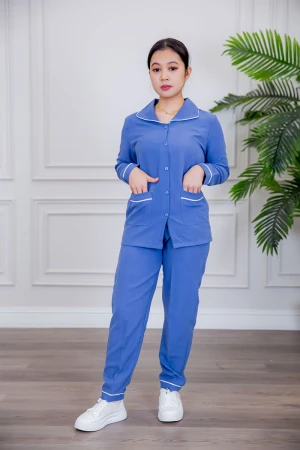 بيجامة عاملة قطعتين متعددة الألوان بلوزة بياقة مطوية بأزرار و جيوب من الأمام بأكمام طويلة مع بنطلون طويل