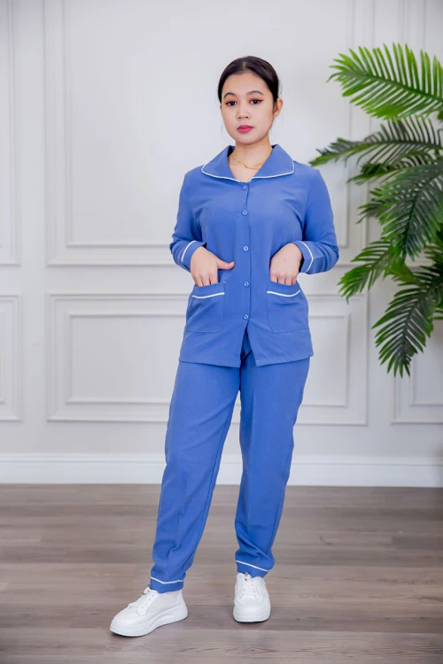 بيجامة عاملة قطعتين متعددة الألوان بلوزة بياقة مطوية بأزرار و جيوب من الأمام بأكمام طويلة مع بنطلون طويل