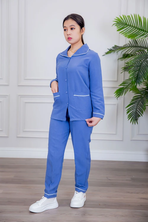 بيجامة عاملة قطعتين متعددة الألوان بلوزة بياقة مطوية بأزرار و جيوب من الأمام بأكمام طويلة مع بنطلون طويل