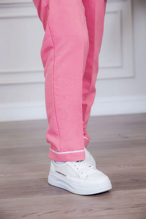 بيجامة عاملة قطعتين متعددة الألوان بلوزة بياقة مطوية بأزرار و جيوب من الأمام بأكمام طويلة مع بنطلون طويل