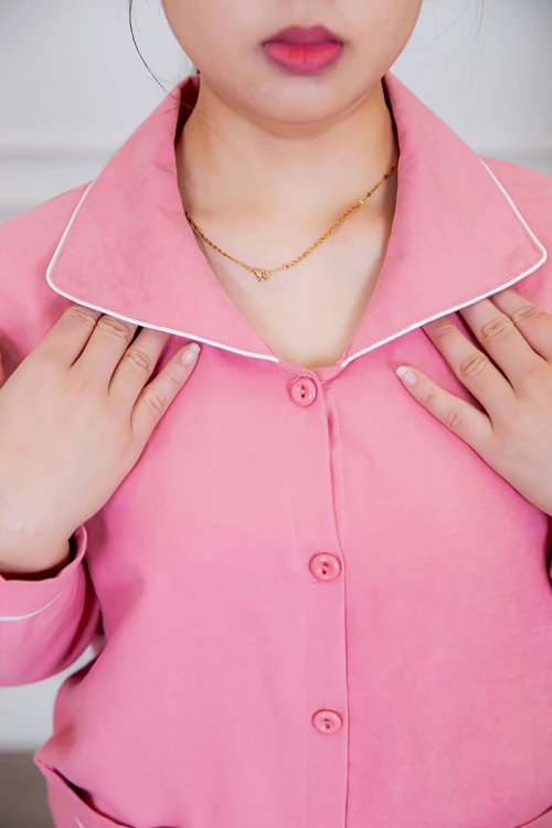 بيجامة عاملة قطعتين متعددة الألوان بلوزة بياقة مطوية بأزرار و جيوب من الأمام بأكمام طويلة مع بنطلون طويل