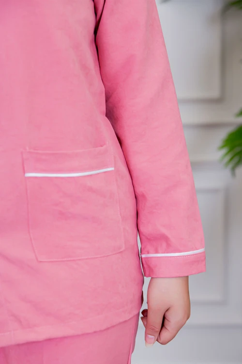 بيجامة عاملة قطعتين متعددة الألوان بلوزة بياقة مطوية بأزرار و جيوب من الأمام بأكمام طويلة مع بنطلون طويل