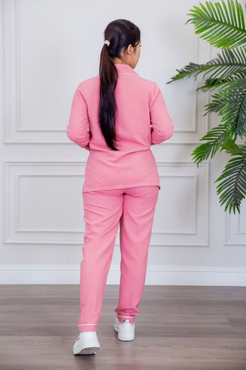 بيجامة عاملة قطعتين متعددة الألوان بلوزة بياقة مطوية بأزرار و جيوب من الأمام بأكمام طويلة مع بنطلون طويل