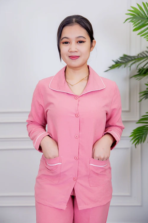 بيجامة عاملة قطعتين متعددة الألوان بلوزة بياقة مطوية بأزرار و جيوب من الأمام بأكمام طويلة مع بنطلون طويل