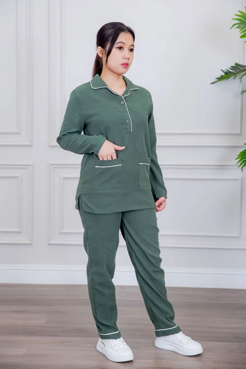 بيجامة عاملة قطعتين متعددة الألوان بلوزة بياقة مطوية بأزرار و جيوب من الأمام بأكمام طويلة مع بنطلون طويل