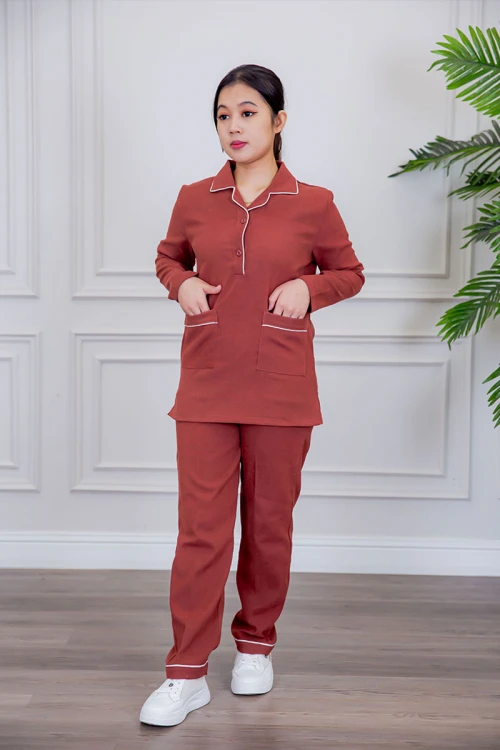 بيجامة عاملة قطعتين متعددة الألوان بلوزة بياقة مطوية بأزرار و جيوب من الأمام بأكمام طويلة مع بنطلون طويل