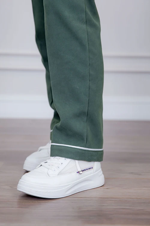 بيجامة عاملة قطعتين متعددة الألوان بلوزة بياقة مطوية بأزرار و جيوب من الأمام بأكمام طويلة مع بنطلون طويل