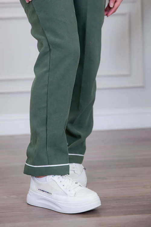 بيجامة عاملة قطعتين متعددة الألوان بلوزة بياقة مطوية بأزرار و جيوب من الأمام بأكمام طويلة مع بنطلون طويل