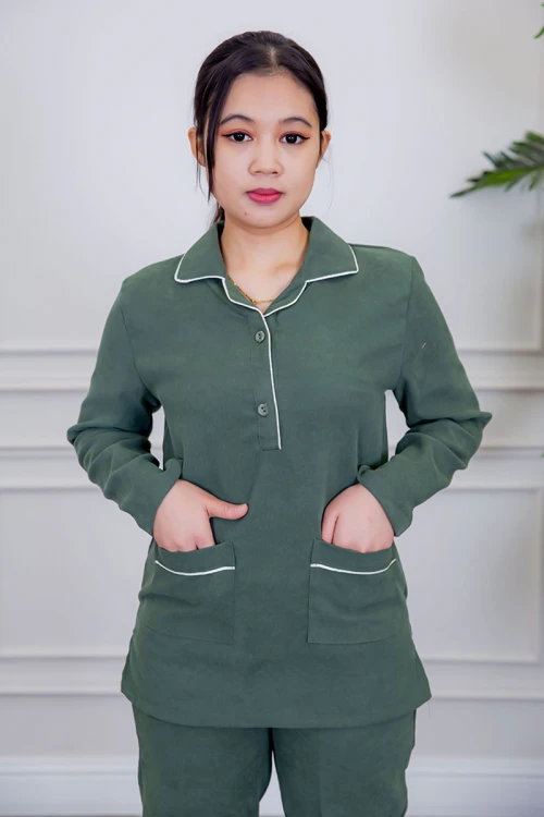 بيجامة عاملة قطعتين متعددة الألوان بلوزة بياقة مطوية بأزرار و جيوب من الأمام بأكمام طويلة مع بنطلون طويل