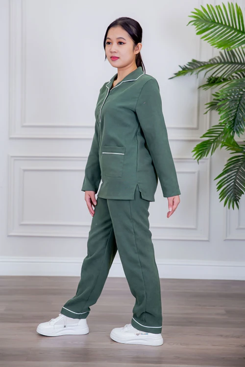 بيجامة عاملة قطعتين متعددة الألوان بلوزة بياقة مطوية بأزرار و جيوب من الأمام بأكمام طويلة مع بنطلون طويل