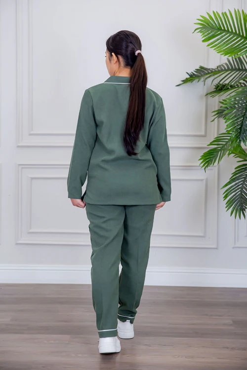 بيجامة عاملة قطعتين متعددة الألوان بلوزة بياقة مطوية بأزرار و جيوب من الأمام بأكمام طويلة مع بنطلون طويل