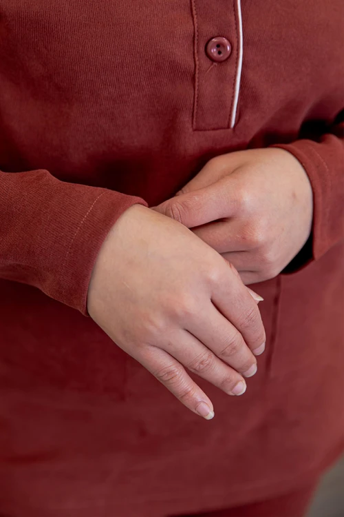 بيجامة عاملة قطعتين متعددة الألوان بلوزة بياقة مطوية بأزرار و جيوب من الأمام بأكمام طويلة مع بنطلون طويل