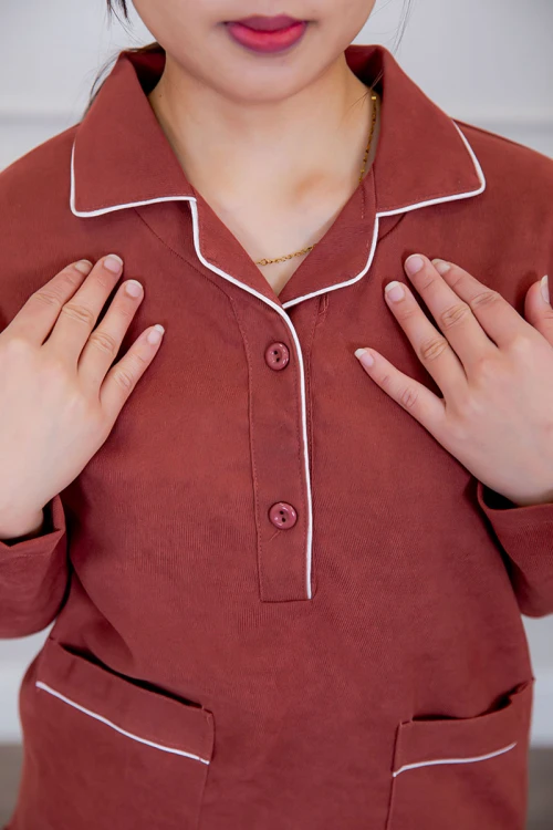 بيجامة عاملة قطعتين متعددة الألوان بلوزة بياقة مطوية بأزرار و جيوب من الأمام بأكمام طويلة مع بنطلون طويل