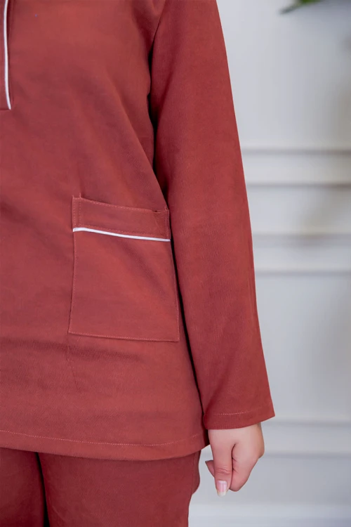 بيجامة عاملة قطعتين متعددة الألوان بلوزة بياقة مطوية بأزرار و جيوب من الأمام بأكمام طويلة مع بنطلون طويل