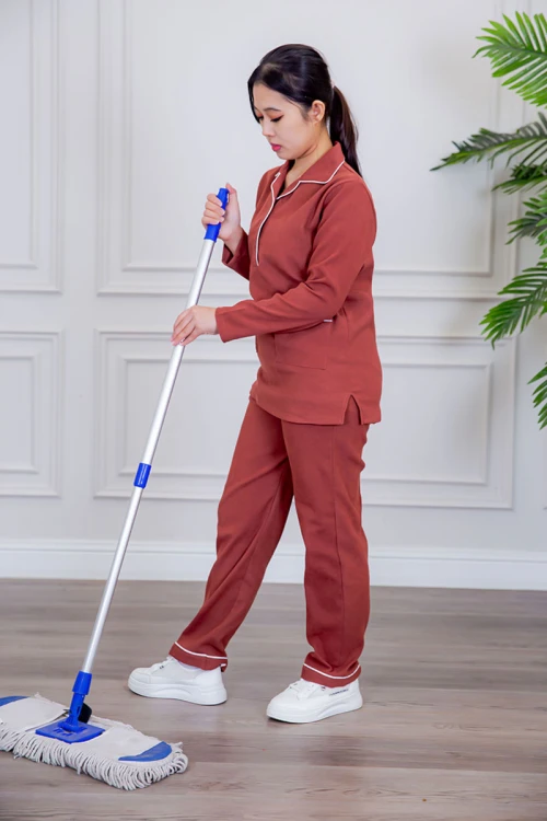 بيجامة عاملة قطعتين متعددة الألوان بلوزة بياقة مطوية بأزرار و جيوب من الأمام بأكمام طويلة مع بنطلون طويل