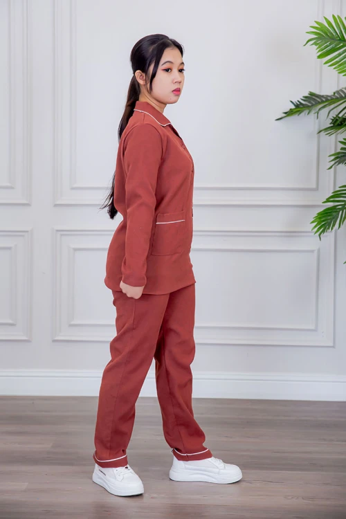 بيجامة عاملة قطعتين متعددة الألوان بلوزة بياقة مطوية بأزرار و جيوب من الأمام بأكمام طويلة مع بنطلون طويل