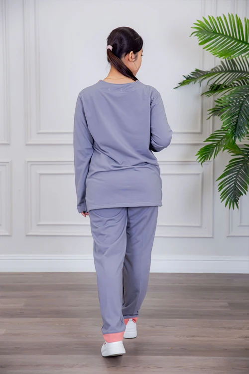 بيجامة عاملة قطعتين مبطنة متعددة الألوان بلوزة بياقة قصة سبعة و بجيوب من الأمام بأكمام طويلة مع بنطلون طويل