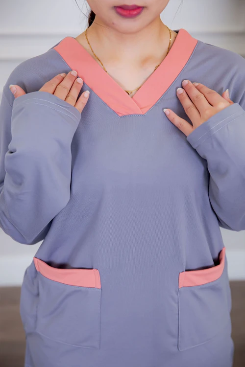 بيجامة عاملة قطعتين مبطنة متعددة الألوان بلوزة بياقة قصة سبعة و بجيوب من الأمام بأكمام طويلة مع بنطلون طويل