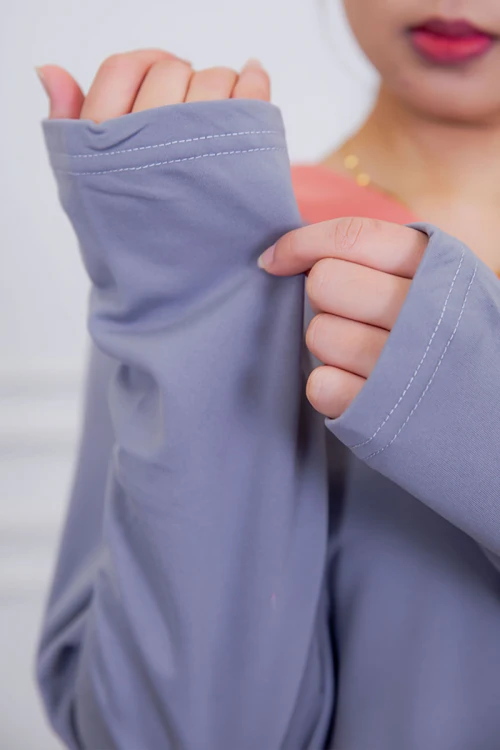 بيجامة عاملة قطعتين مبطنة متعددة الألوان بلوزة بياقة قصة سبعة و بجيوب من الأمام بأكمام طويلة مع بنطلون طويل