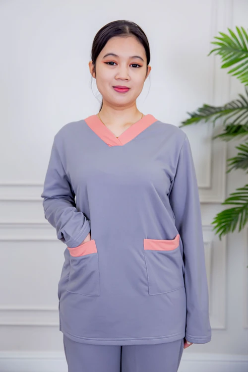 بيجامة عاملة قطعتين مبطنة متعددة الألوان بلوزة بياقة قصة سبعة و بجيوب من الأمام بأكمام طويلة مع بنطلون طويل