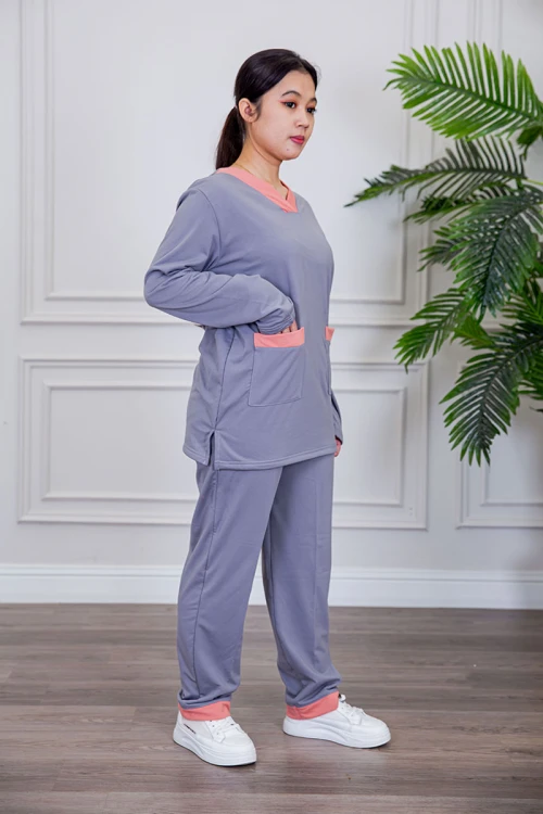 بيجامة عاملة قطعتين مبطنة متعددة الألوان بلوزة بياقة قصة سبعة و بجيوب من الأمام بأكمام طويلة مع بنطلون طويل