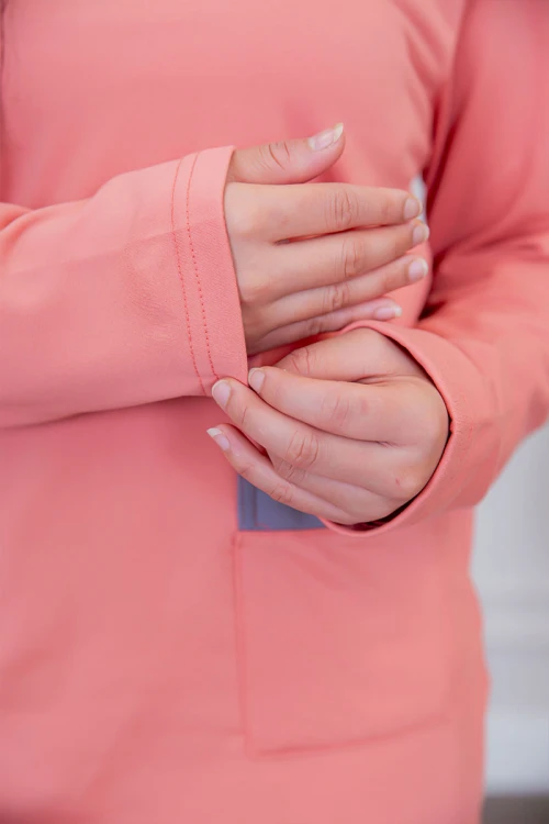 بيجامة عاملة قطعتين مبطنة متعددة الألوان بلوزة بياقة قصة سبعة و بجيوب من الأمام بأكمام طويلة مع بنطلون طويل