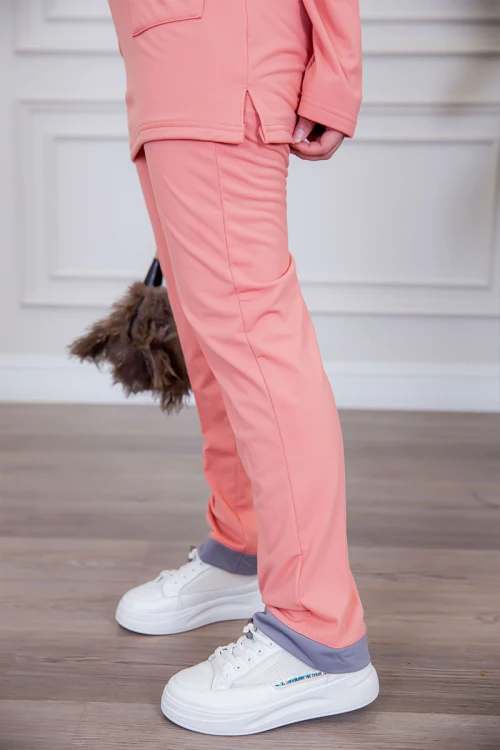 بيجامة عاملة قطعتين مبطنة متعددة الألوان بلوزة بياقة قصة سبعة و بجيوب من الأمام بأكمام طويلة مع بنطلون طويل