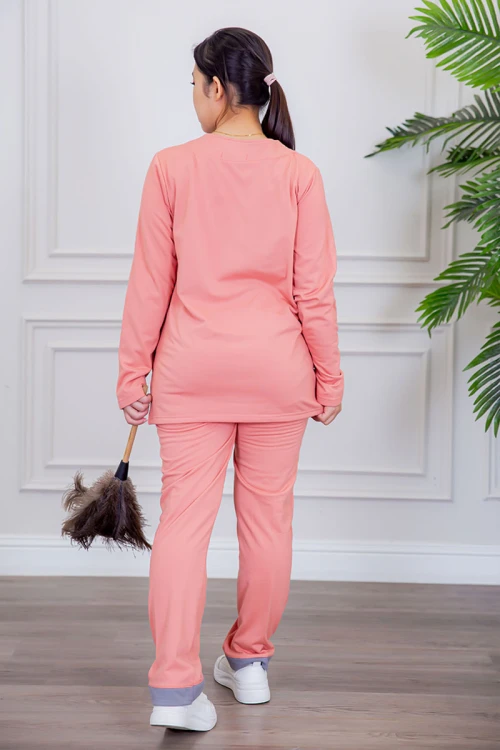 بيجامة عاملة قطعتين مبطنة متعددة الألوان بلوزة بياقة قصة سبعة و بجيوب من الأمام بأكمام طويلة مع بنطلون طويل