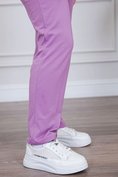 بيجامة عاملة قطعتين مبطنة متعددة الألوان بلوزة بياقة مربعة و بجيوب من الأمام بأكمام طويلة مع بنطلون طويل