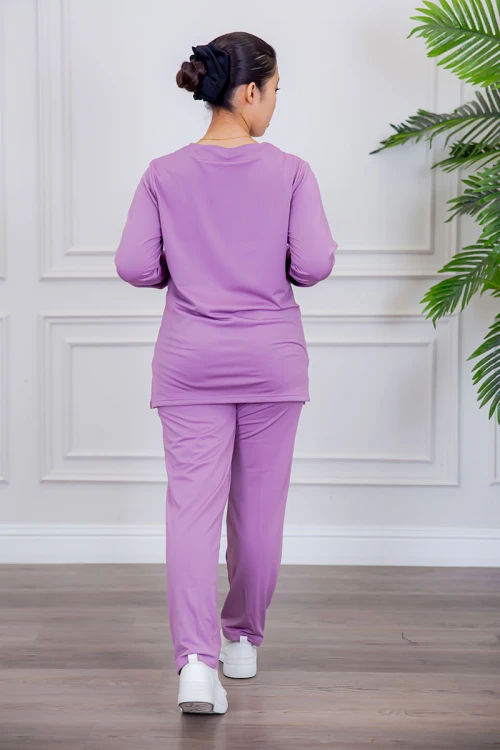 بيجامة عاملة قطعتين مبطنة متعددة الألوان بلوزة بياقة مربعة و بجيوب من الأمام بأكمام طويلة مع بنطلون طويل