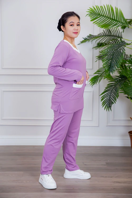 بيجامة عاملة قطعتين مبطنة متعددة الألوان بلوزة بياقة مربعة و بجيوب من الأمام بأكمام طويلة مع بنطلون طويل