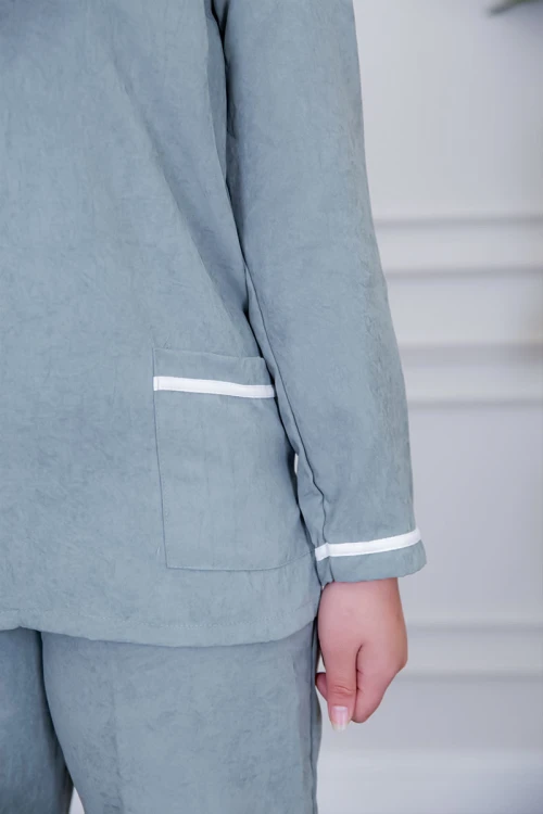 بيجامة عاملة قطعتين متعددة الألوان بلوزة بياقة مطوية بأزرار و جيوب من الأمام بأكمام طويلة مع بنطلون طويل