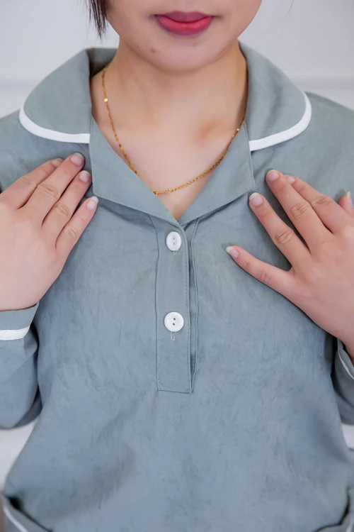 بيجامة عاملة قطعتين متعددة الألوان بلوزة بياقة مطوية بأزرار و جيوب من الأمام بأكمام طويلة مع بنطلون طويل