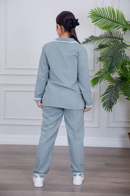 بيجامة عاملة قطعتين متعددة الألوان بلوزة بياقة مطوية بأزرار و جيوب من الأمام بأكمام طويلة مع بنطلون طويل